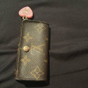 Louis vuttion 4 key holder ,